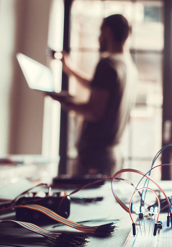 Profitieren auch Sie von unserer Erfahrung in der Elektrotechnik. Ein Mann bringt LEDs zum Leuchten, indem er sie über seinen Laptop-PC einschaltet.